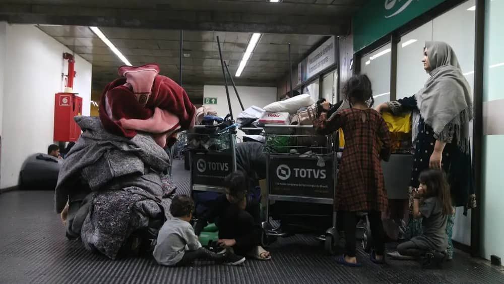 Mais de 140 afegãos estão acampados em aeroporto de São Paulo