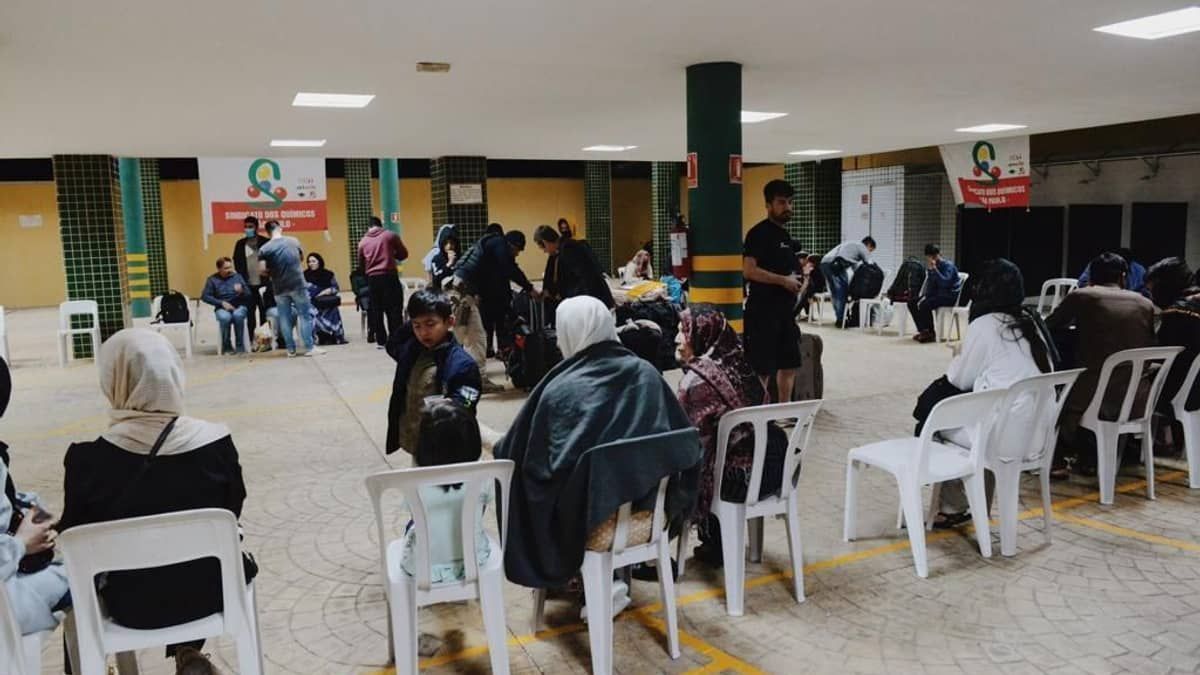 Afegãos que estavam acampados no aeroporto de Guarulhos chegam ao abrigo em Praia Grande
