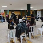 Afegãos que estavam acampados no aeroporto de Guarulhos chegam ao abrigo em Praia Grande