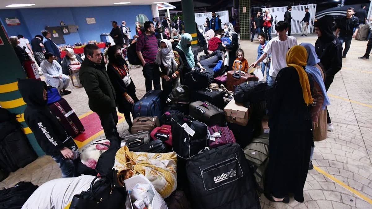 Mais de 120 afegãos refugiados, vítimas de surto de sarna, são transferidos para Praia Grande