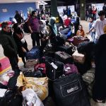 Mais de 120 afegãos refugiados, vítimas de surto de sarna, são transferidos para Praia Grande