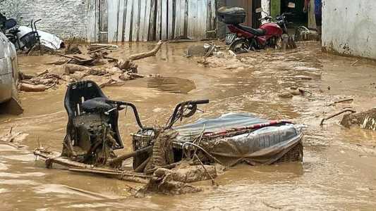 Afetados por chuva em São Sebastião buscam sobreviventes e pedem ajuda