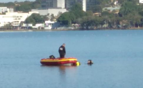 Foto mostra equipe do Corpo de Bombeiros durante buscas em Lagoa Santa (MG)