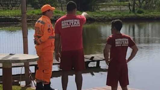 Foto mostra bombeiros às margens de açude em Machado (MG)