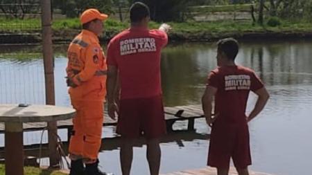 Foto mostra bombeiros às margens de açude em Machado (MG)