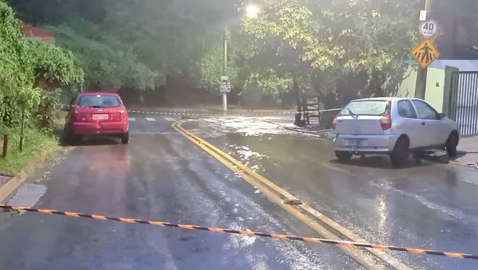 Mãe e filha morrem afogadas ao tentar retirar carro de enxurrada em SP