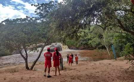 Foto mostra bombeiros em cachoeira em Monte Santo de Minas