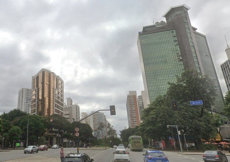 Acidente entre carros deixa idosa ferida na avenida Afonso Pena em BH nesta sexta (13)