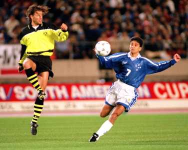 Bebeto, do Cruzeiro, ao lado de jogador do Borussia Dortmund na final do Mundial