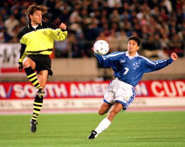 Bebeto, do Cruzeiro, ao lado de jogador do Borussia Dortmund na final do Mundial