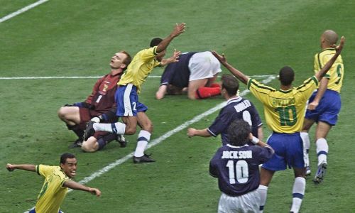 Brasil celebra gol contra a Escócia, na Copa do Mundo de 1998