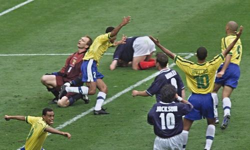 Brasil celebra gol contra a Escócia, na Copa do Mundo de 1998