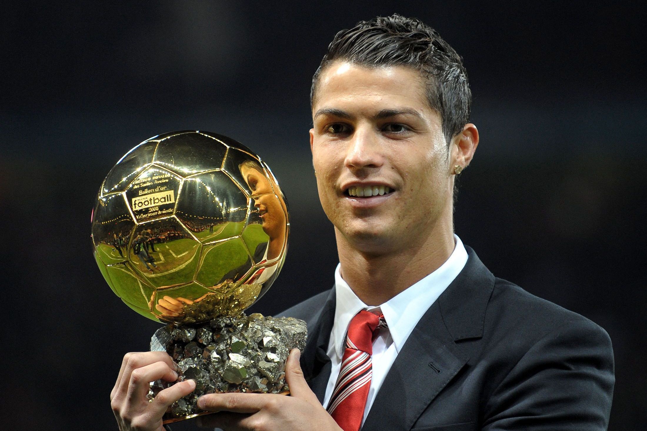 Cristiano Ronaldo é eleito o melhor Bola de Ouro da história; entenda