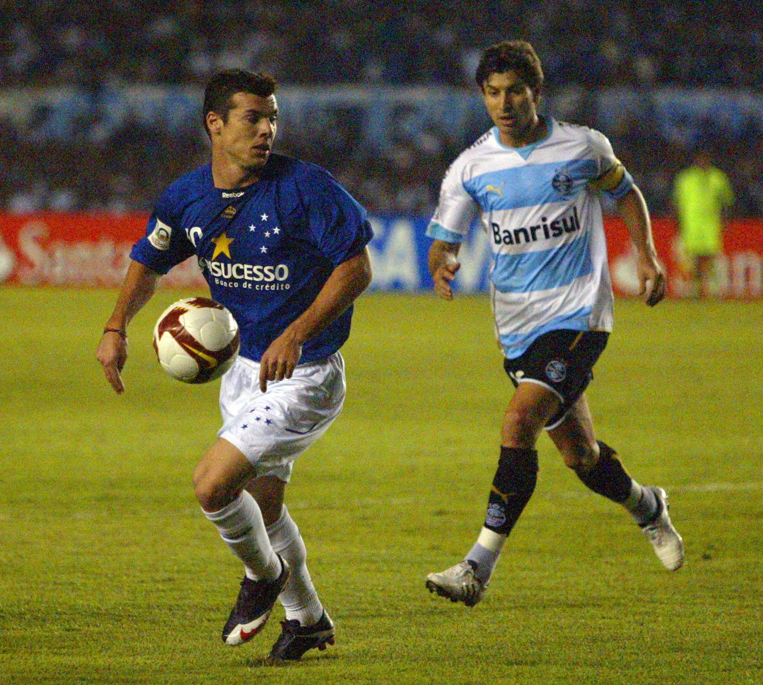 Ex-atacante do Cruzeiro quase foi preso no gramado, relembra Wagner: ‘Deu uma m*’