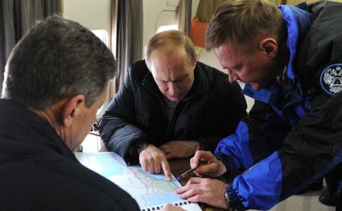 Presidente da Rússia, Vladimir Putin, com o ex-ministro Roman Starovoit, na Criméia, em 2016