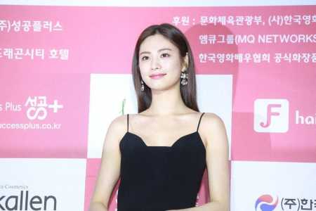 A cantora e atriz sul-coreana Im Jin-ah, mais conhecida pelo seu nome artístico Nana, do grupo feminino sul-coreano After School, posa ao chegar ao tapete vermelho da cerimônia de premiação Top Star 2017 em Seul, Coreia do Sul, em 28 de dezembro de 2017.