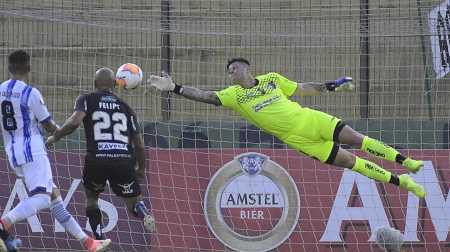 Guruceaga em ação pelo Palestino-CHI, em jogo da Copa Libertadores de 2020