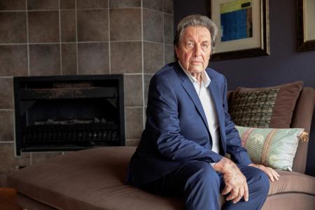 Errol Musk, pai do bilionário da tecnologia Elon Musk, que passou a infância na África do Sul durante o apartheid, posa para um retrato em sua casa em Langebaan, África do Sul, em 26 de maio de 2022.