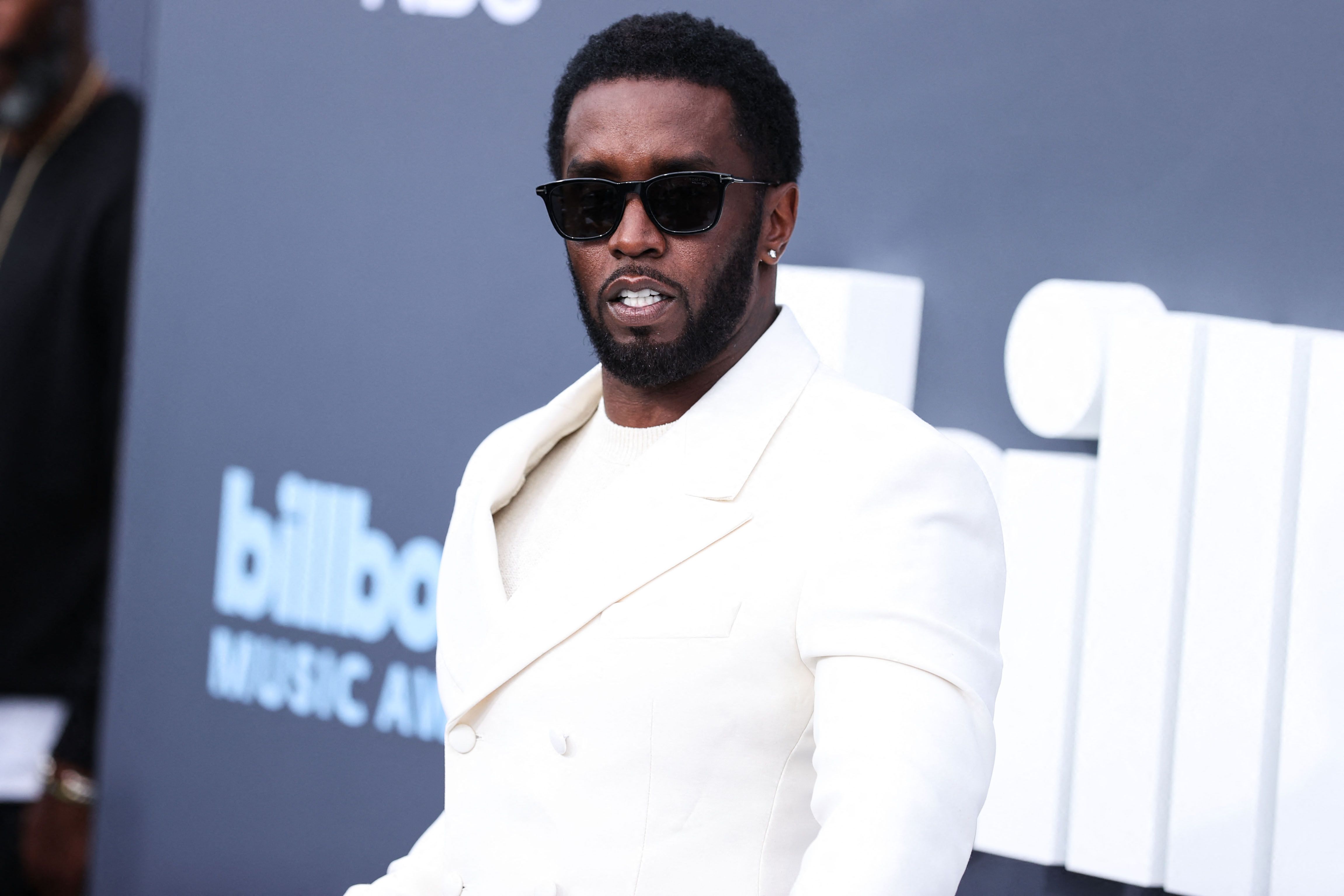 Caso Diddy: ex-namorada de rapper lê mensagens ao depor em julgamento, “me pressiona a fazer mais e mais”