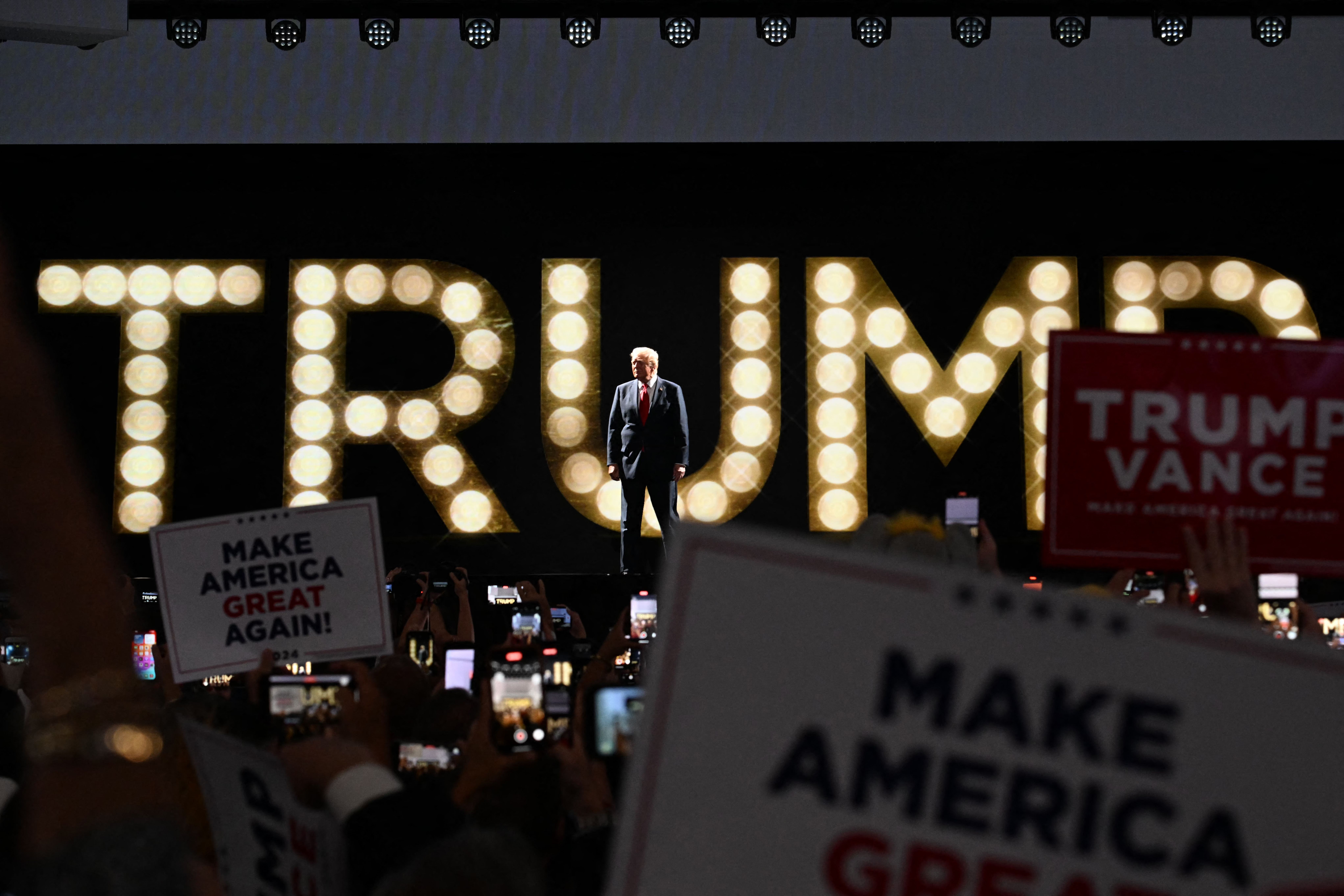 Trump faz primeiro comício após atentado e debocha do partido democrata: “não sabem quem é seu candidato”