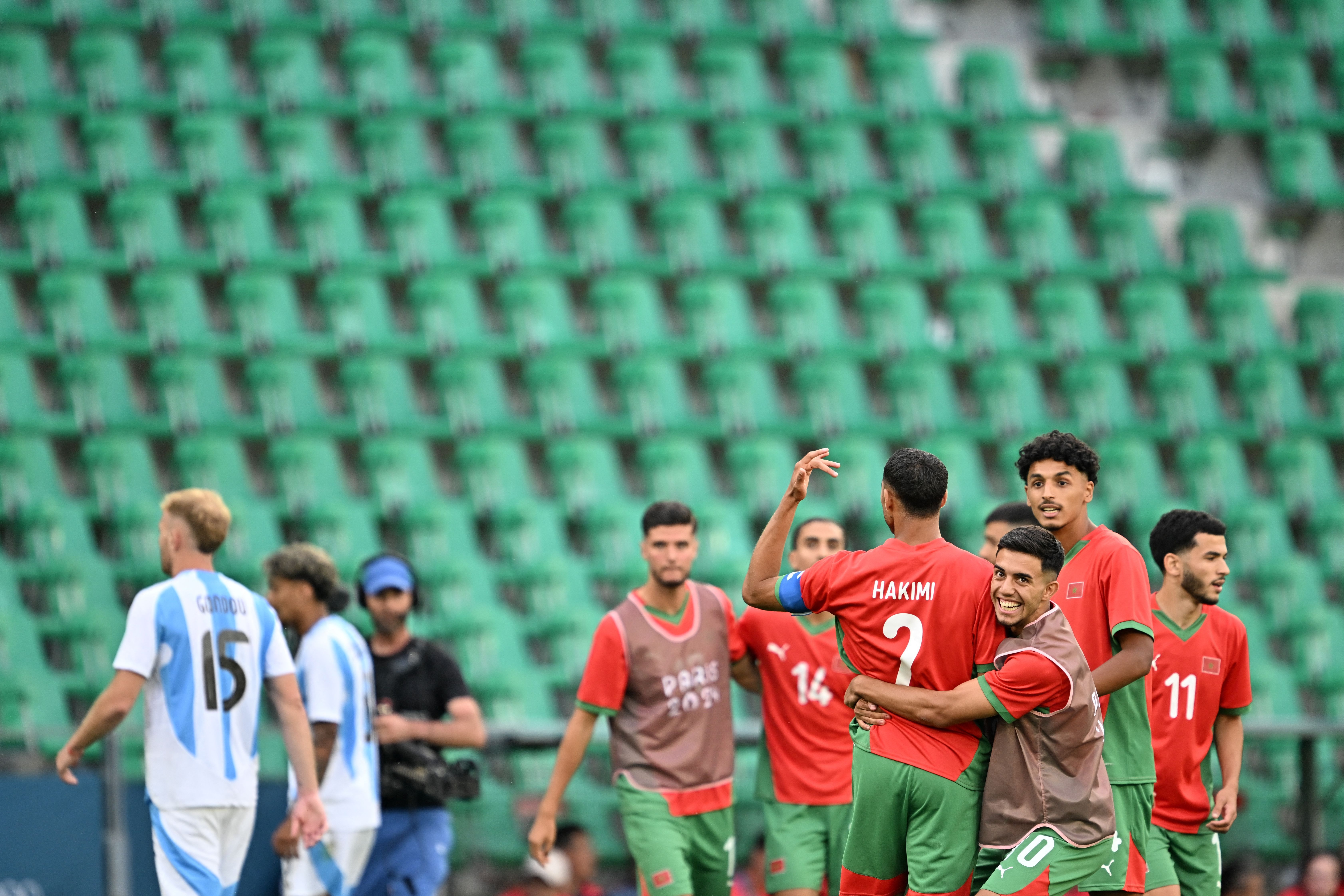 Invasão e VAR promovem reviravolta em estreia da Argentina, com derrota, na Olimpíada