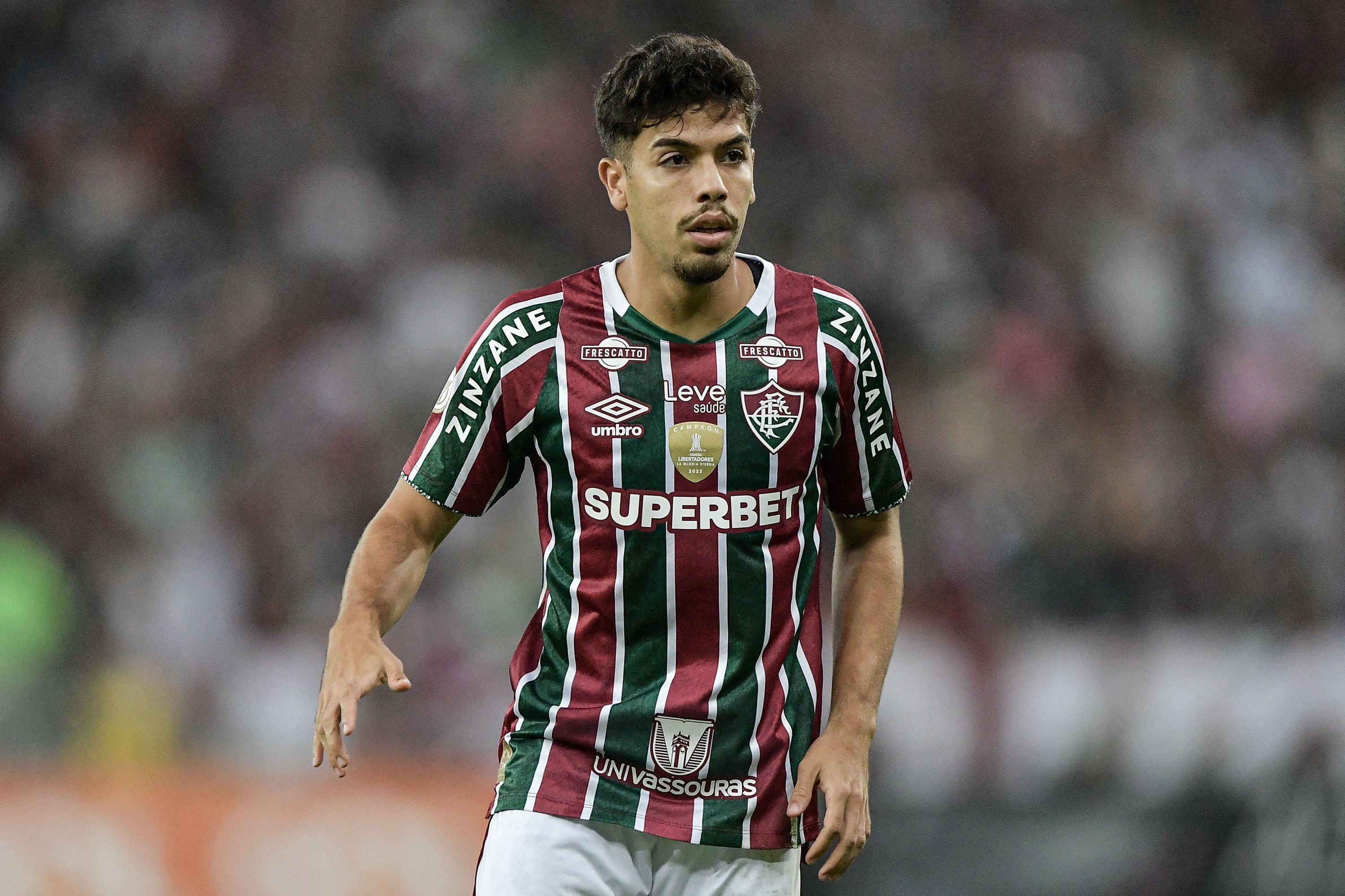 Nonato, do Fluminense, deixa gramado de ambulância após choque de cabeça