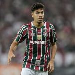 Nonato, do Fluminense, deixa gramado de ambulância após choque de cabeça