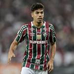 Nonato, do Fluminense, deixa gramado de ambulância após choque de cabeça