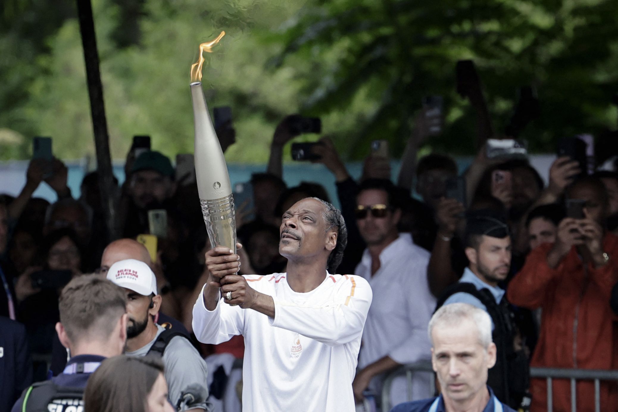 Paris 2024: Snoop Dogg carrega tocha olímpica e vira meme na web; confira