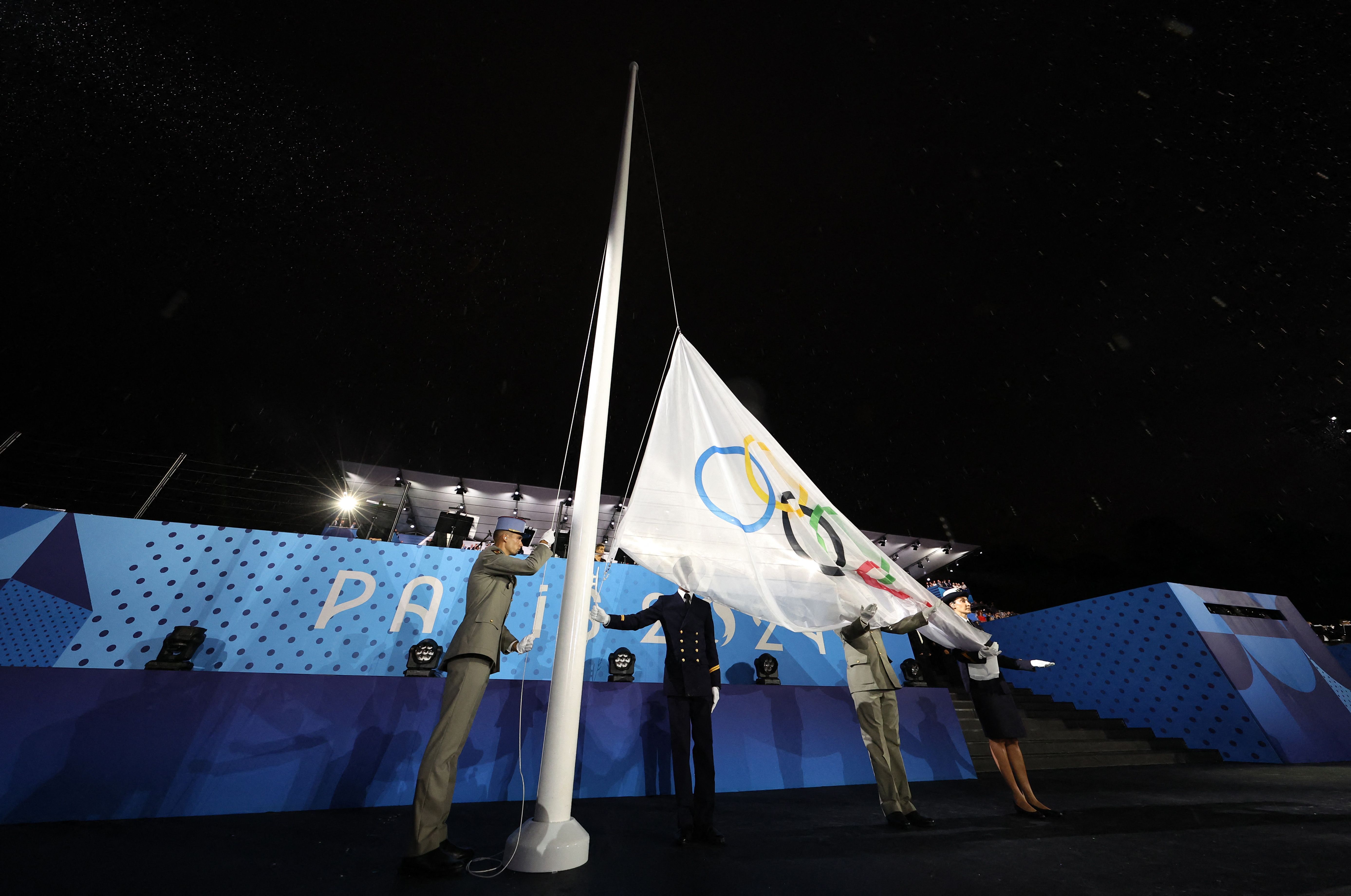 Organização da Olimpíada comete gafe e hasteia bandeira de cabeça para baixo