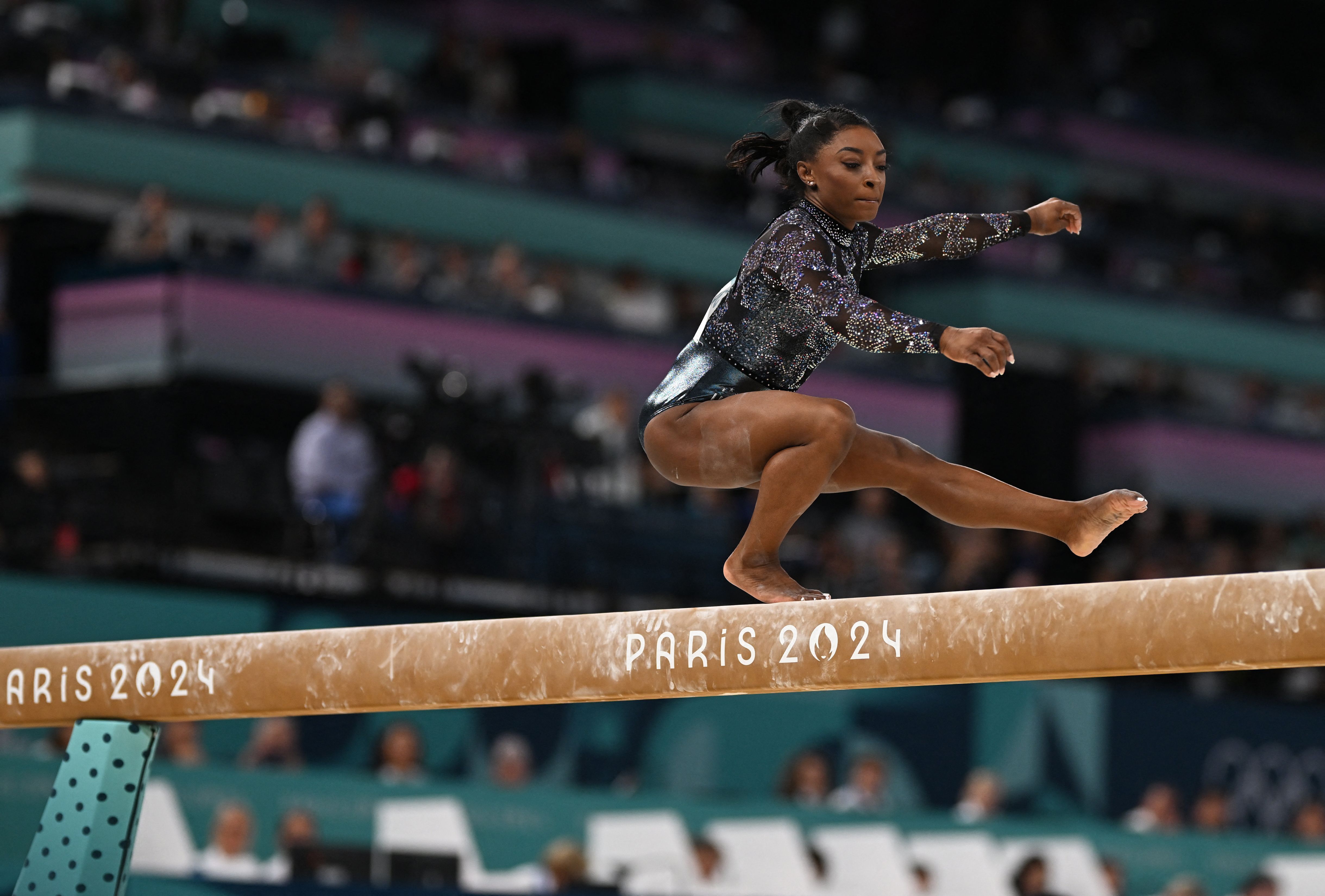 Paris 2024: Simone Biles brilha na ginástica, mas sente dores antes da final