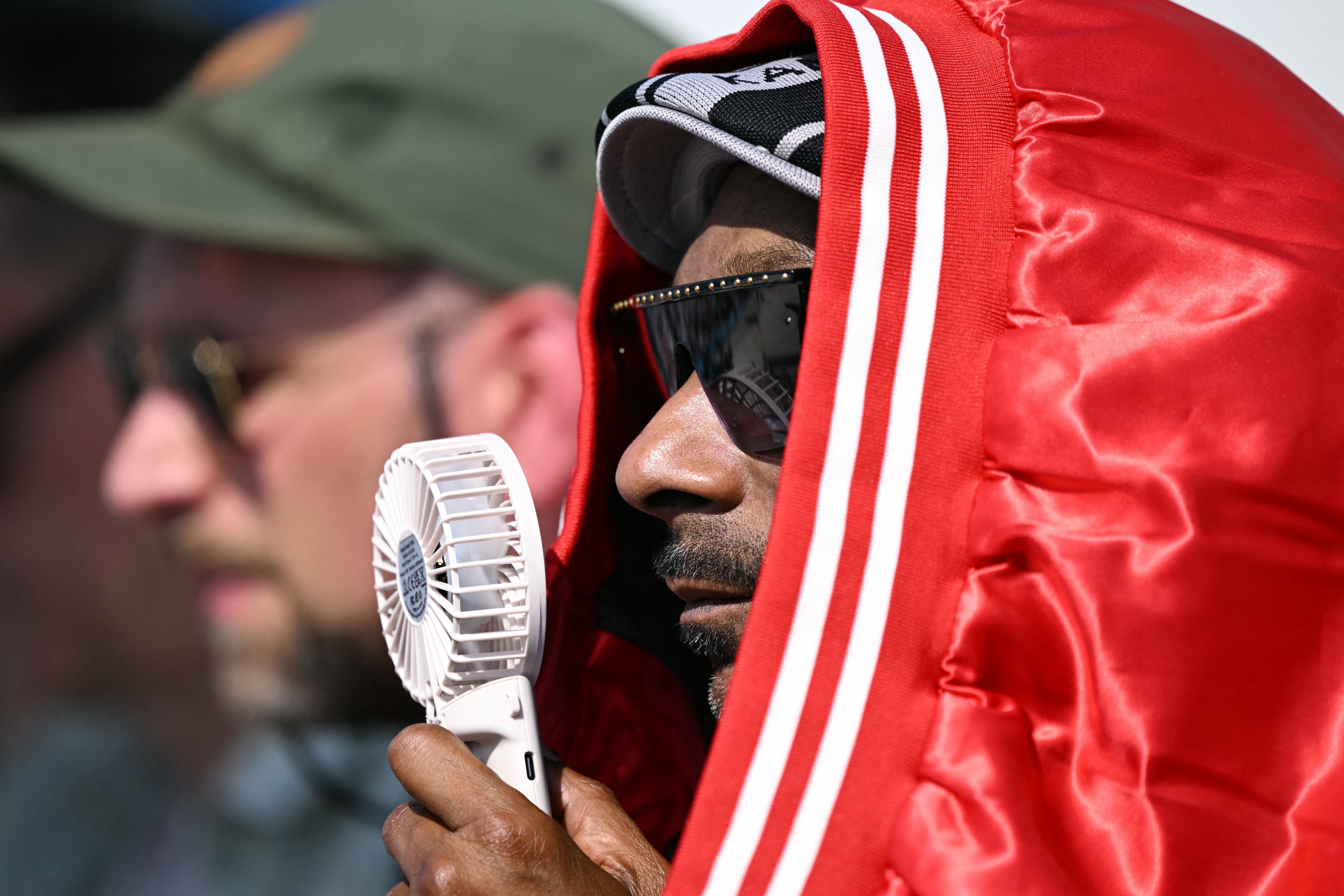 Paris 2024: Snoop Dogg surpreende e assiste ao skate junto de atleta brasileira