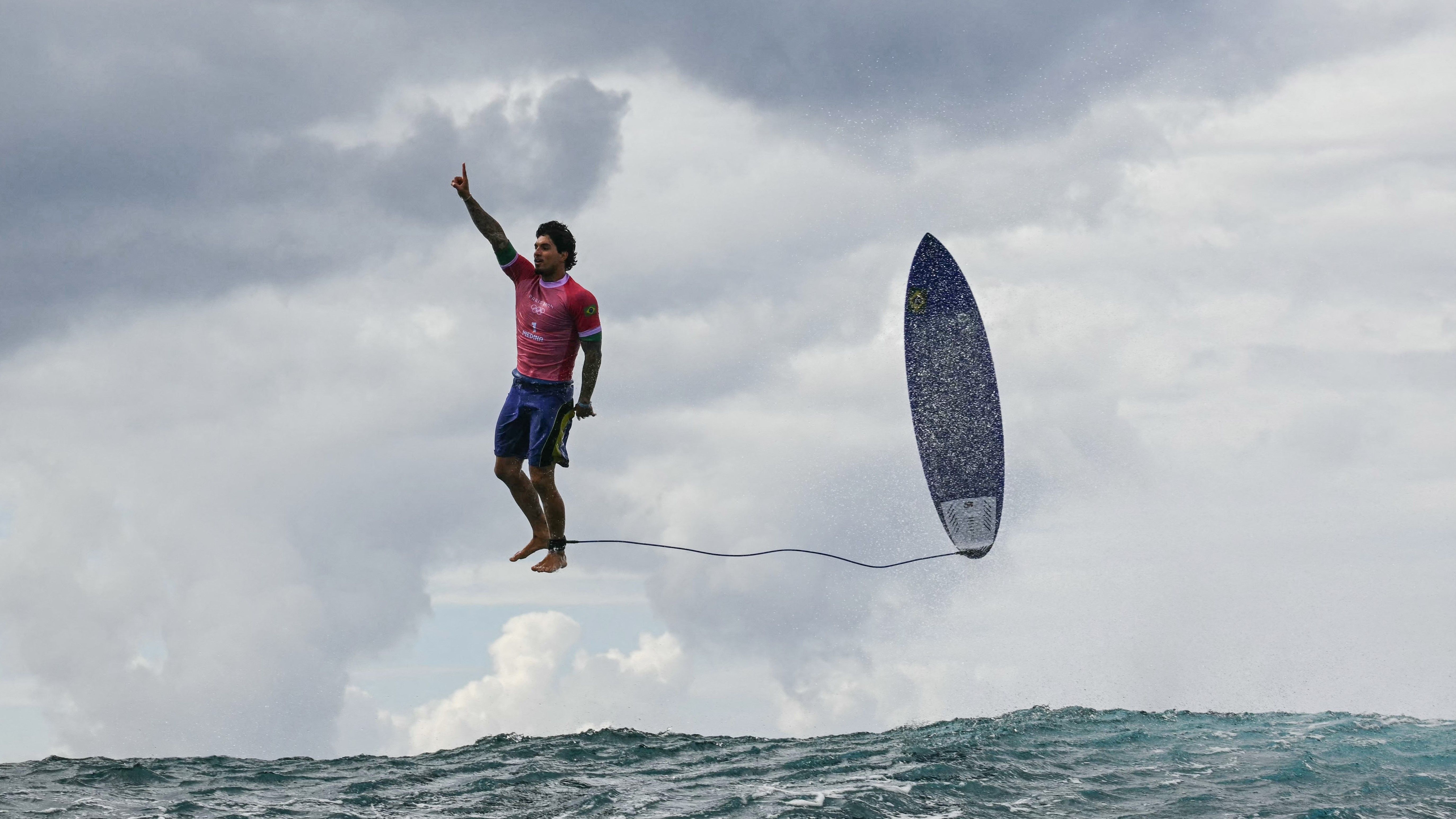 Fotógrafo revela bastidores da imagem histórica de Gabriel Medina em Paris 2024
