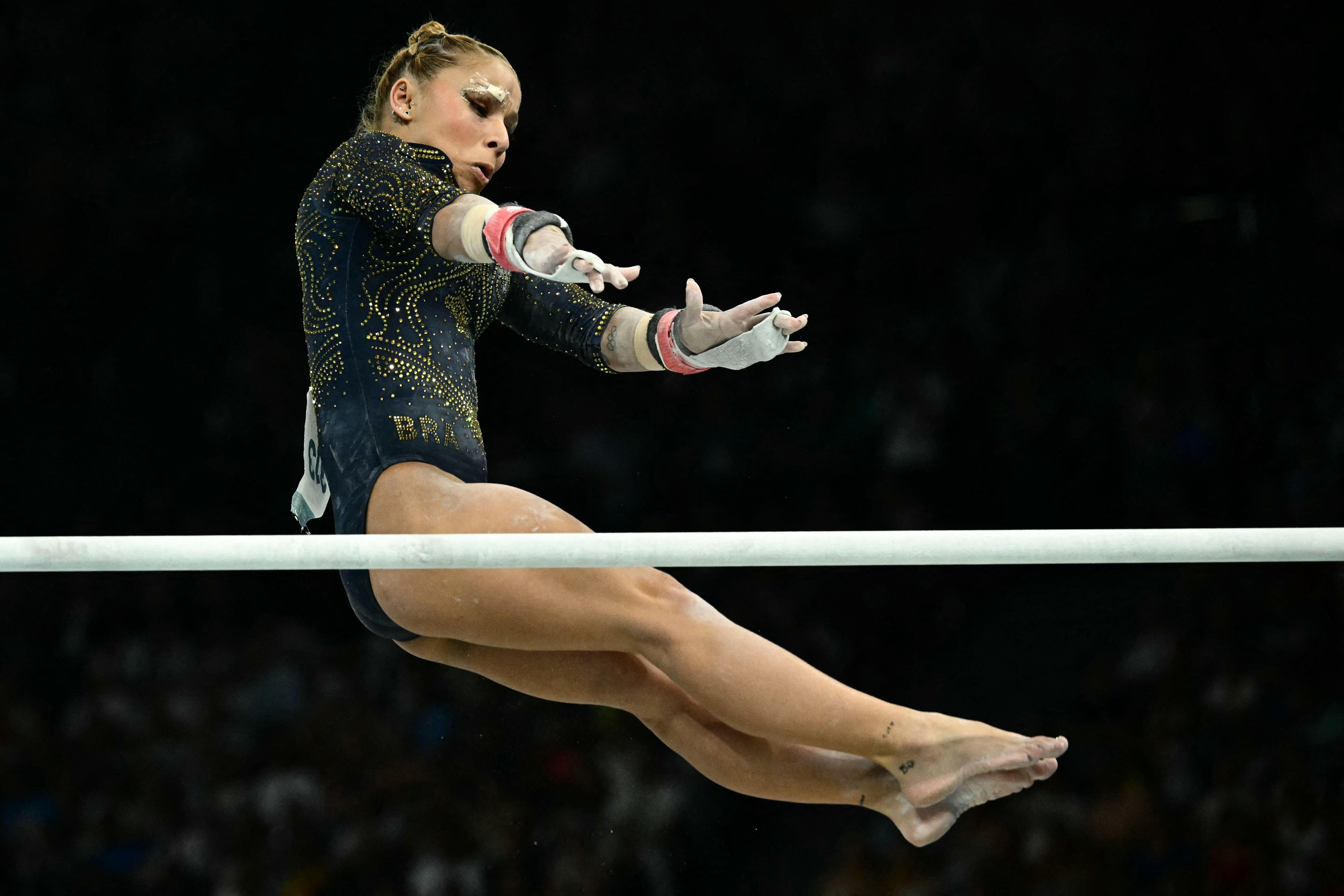 Paris 2024: Flávia Saraiva se machuca após queda durante aquecimento