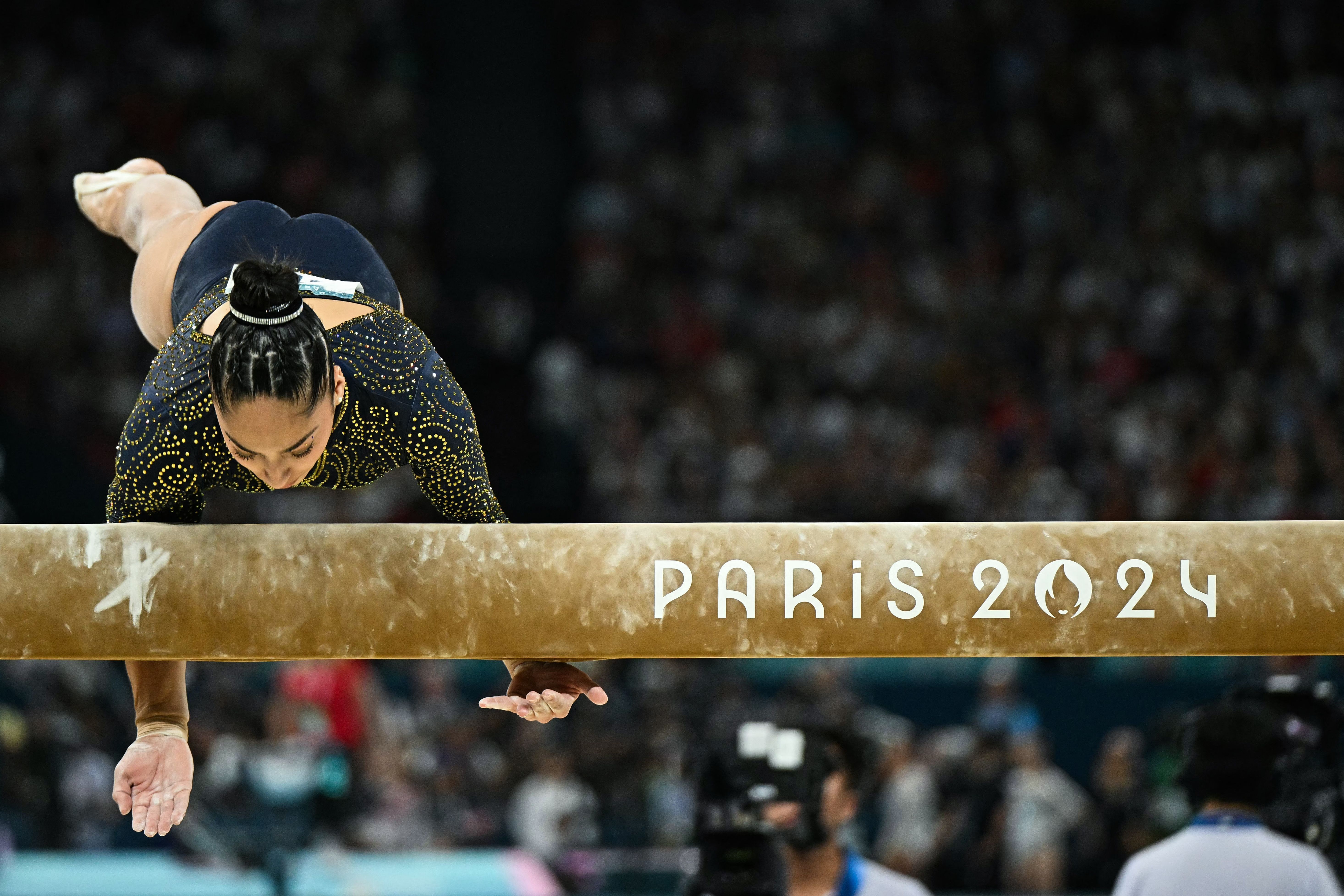 Paris 2024: queda de ginasta brasileira na trave comove equipe e torcida