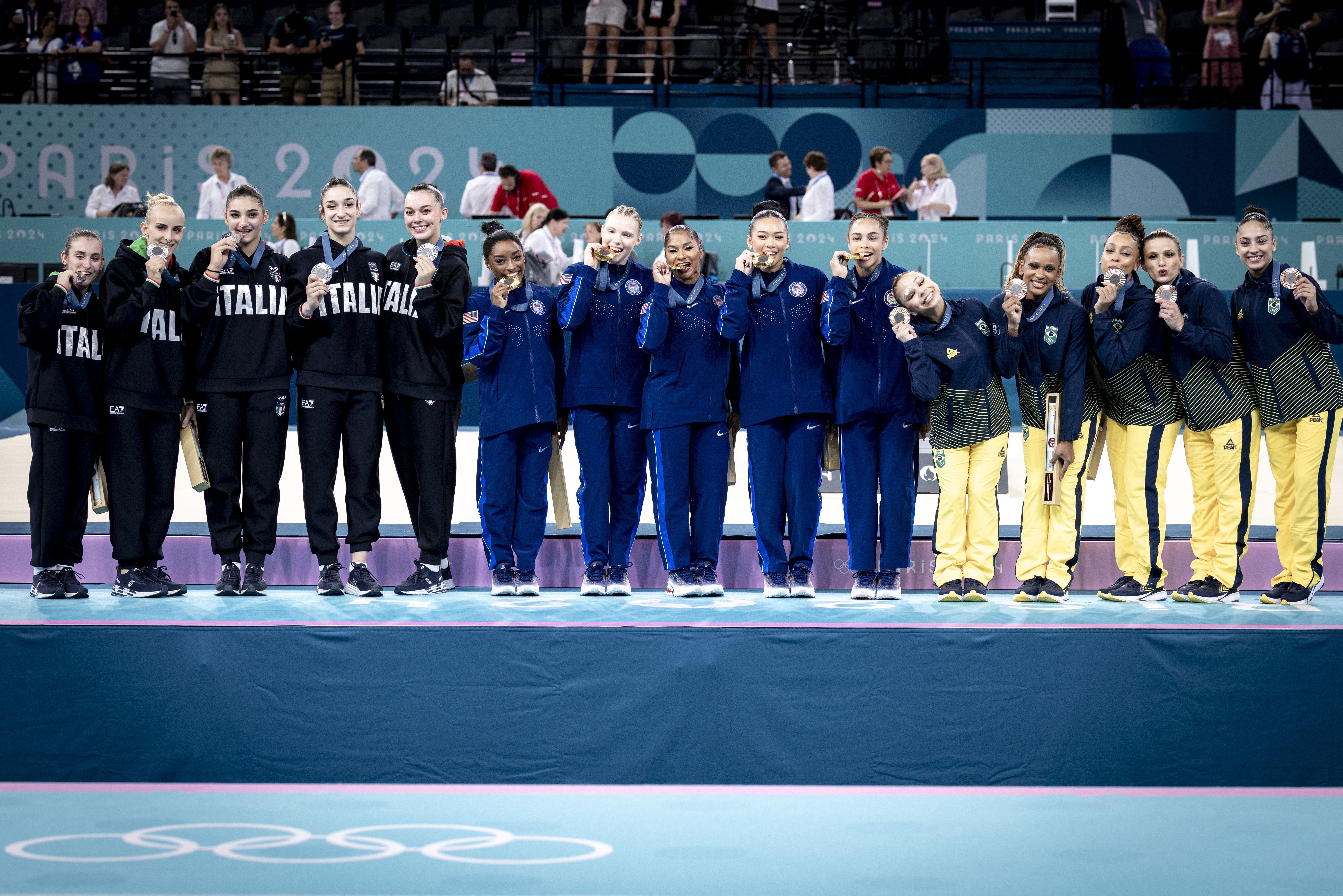 Veja comparação entre notas de Rebeca Andrade e Simone Biles na final por equipes