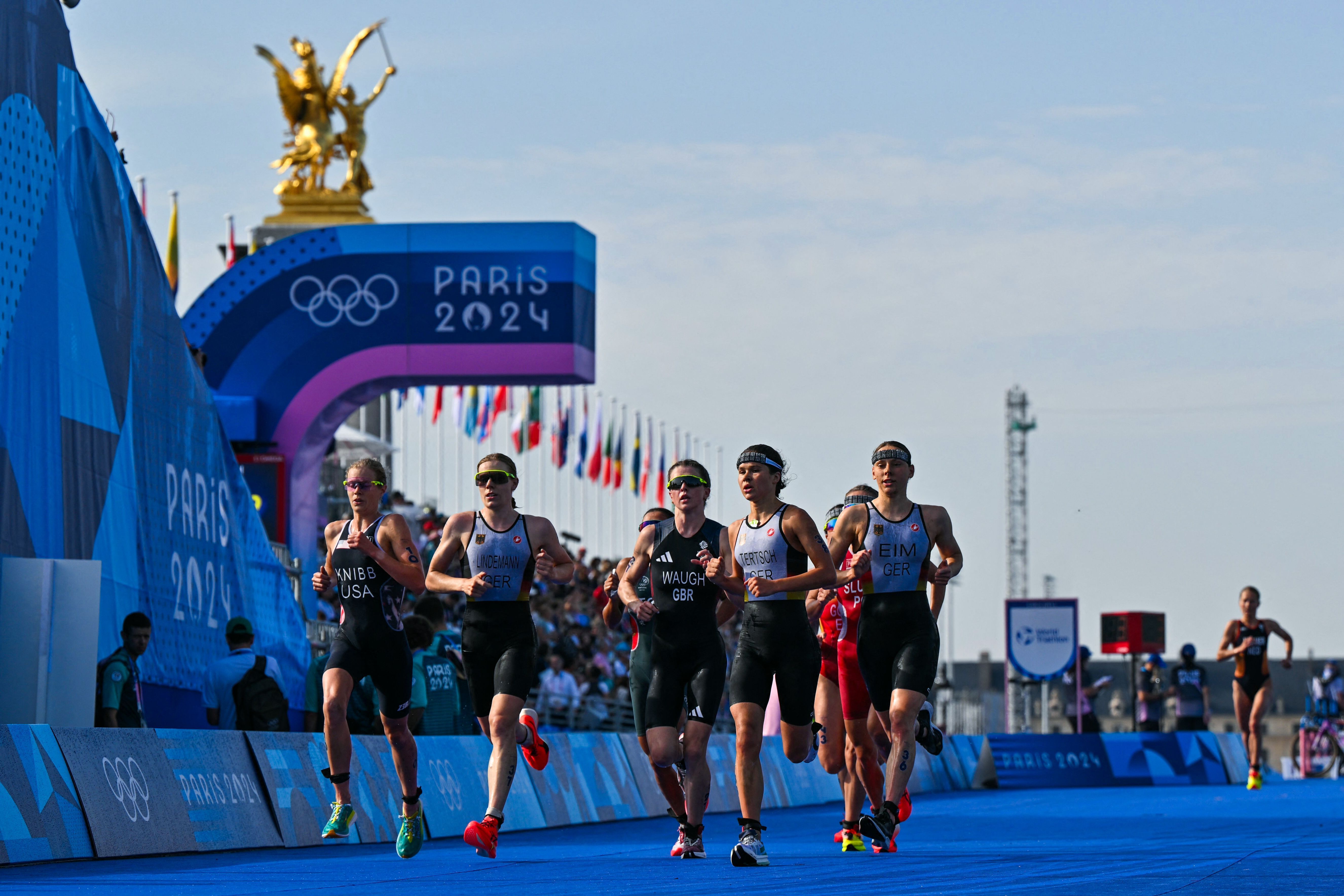 Paris 2024: com Sena liberado, francesa leva medalha de ouro no triatlo feminino