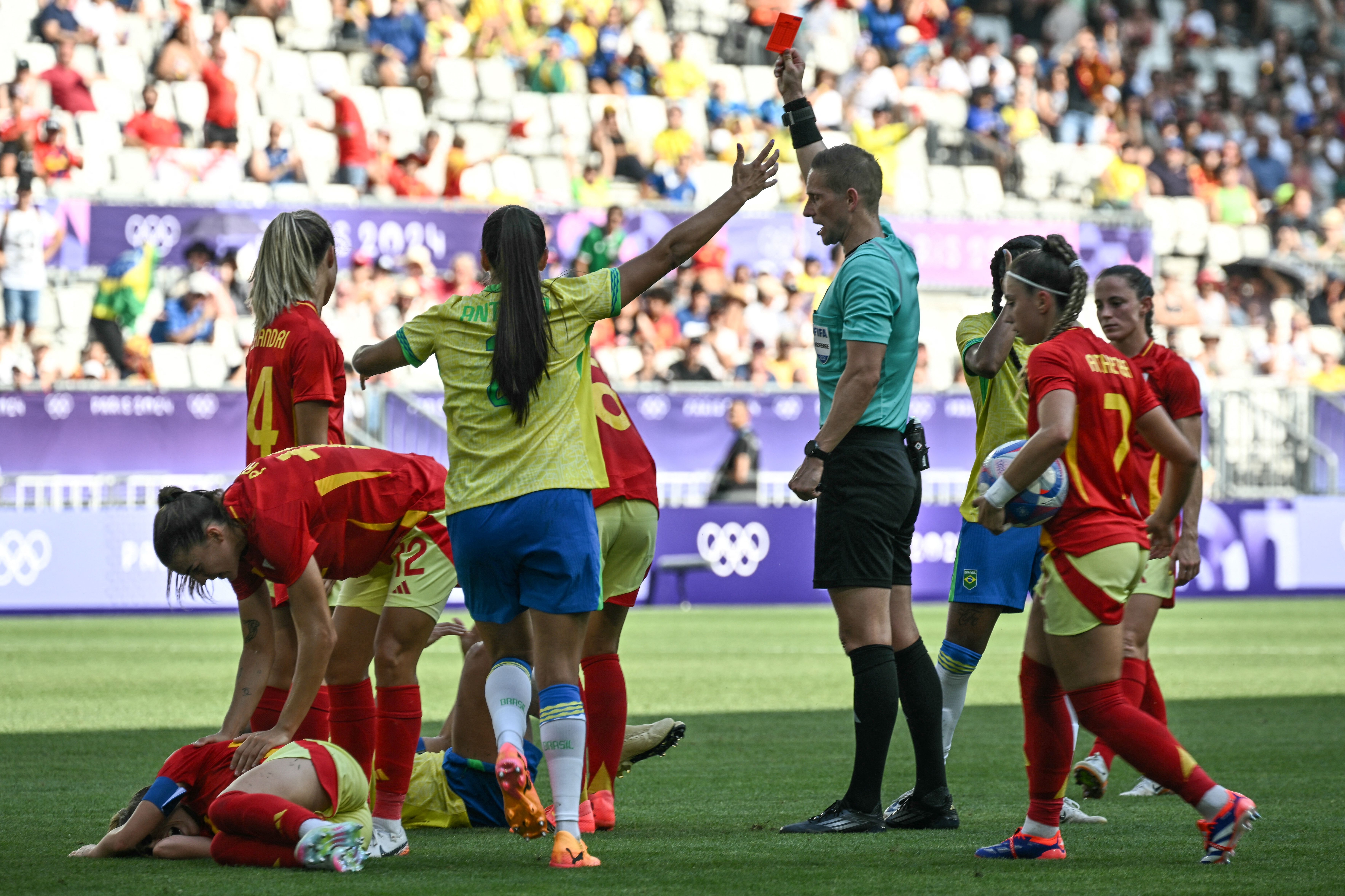 Marta é expulsa em jogo da Seleção Brasileira na Olimpíada e deixa campo aos prantos