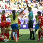 Marta é expulsa em jogo da Seleção Brasileira na Olimpíada e deixa campo aos prantos