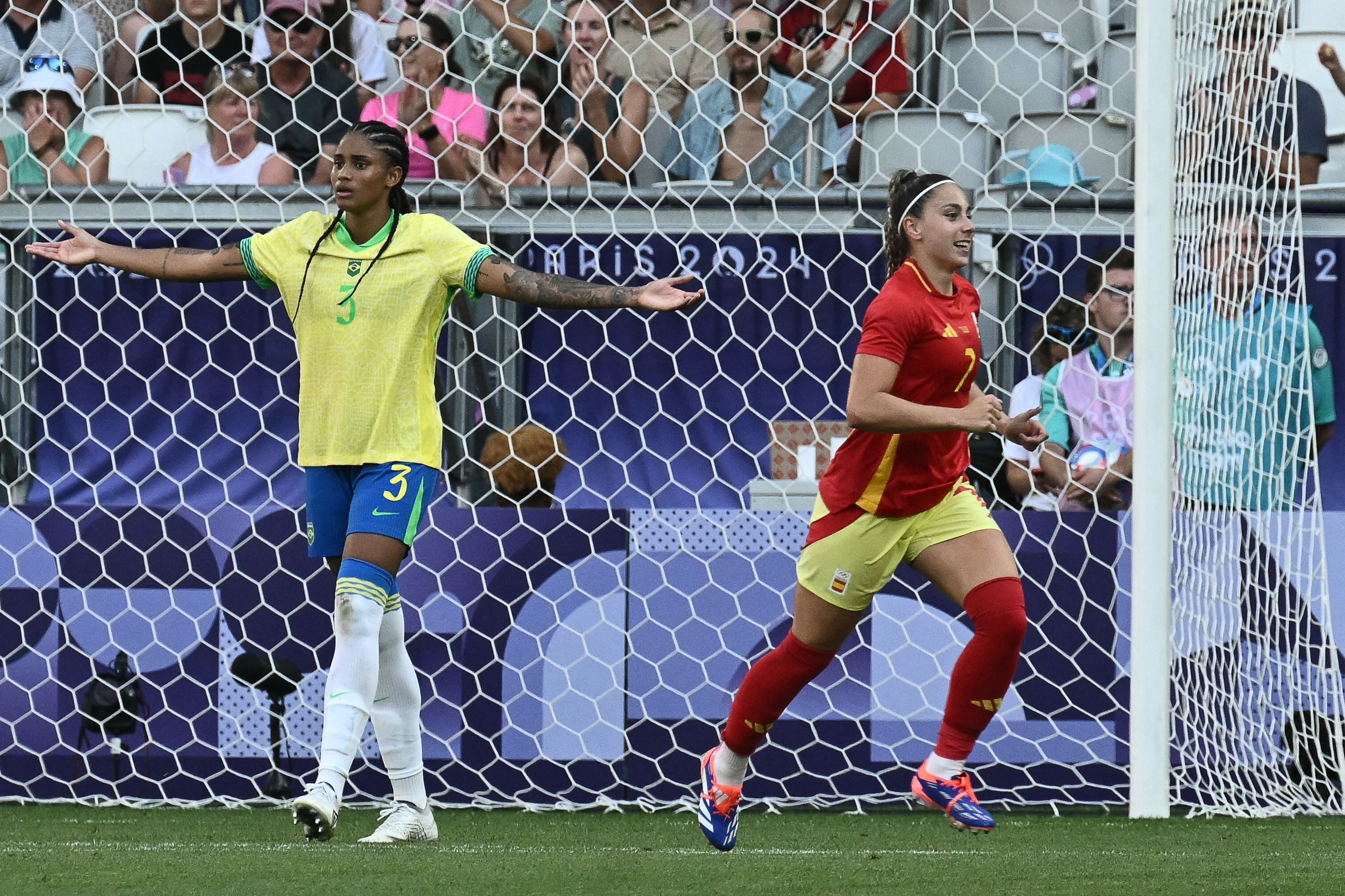 Com Marta expulsa, Brasil perde para Espanha e tem classificação ameaçada em Paris