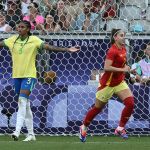 Com Marta expulsa, Brasil perde para Espanha e tem classificação ameaçada em Paris