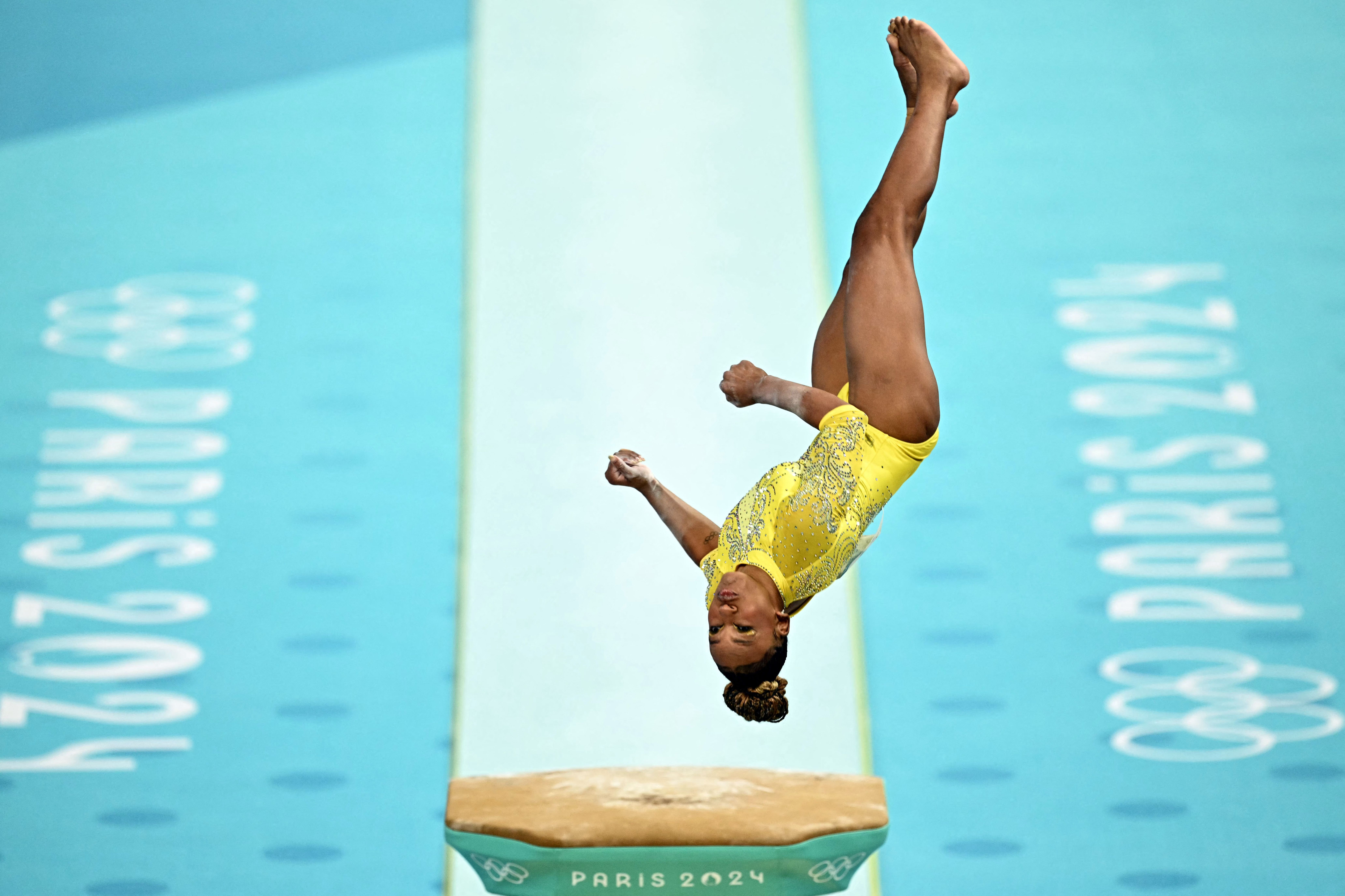 Com chance de ouro, Rebeca Andrade disputa final do salto neste sábado (3)