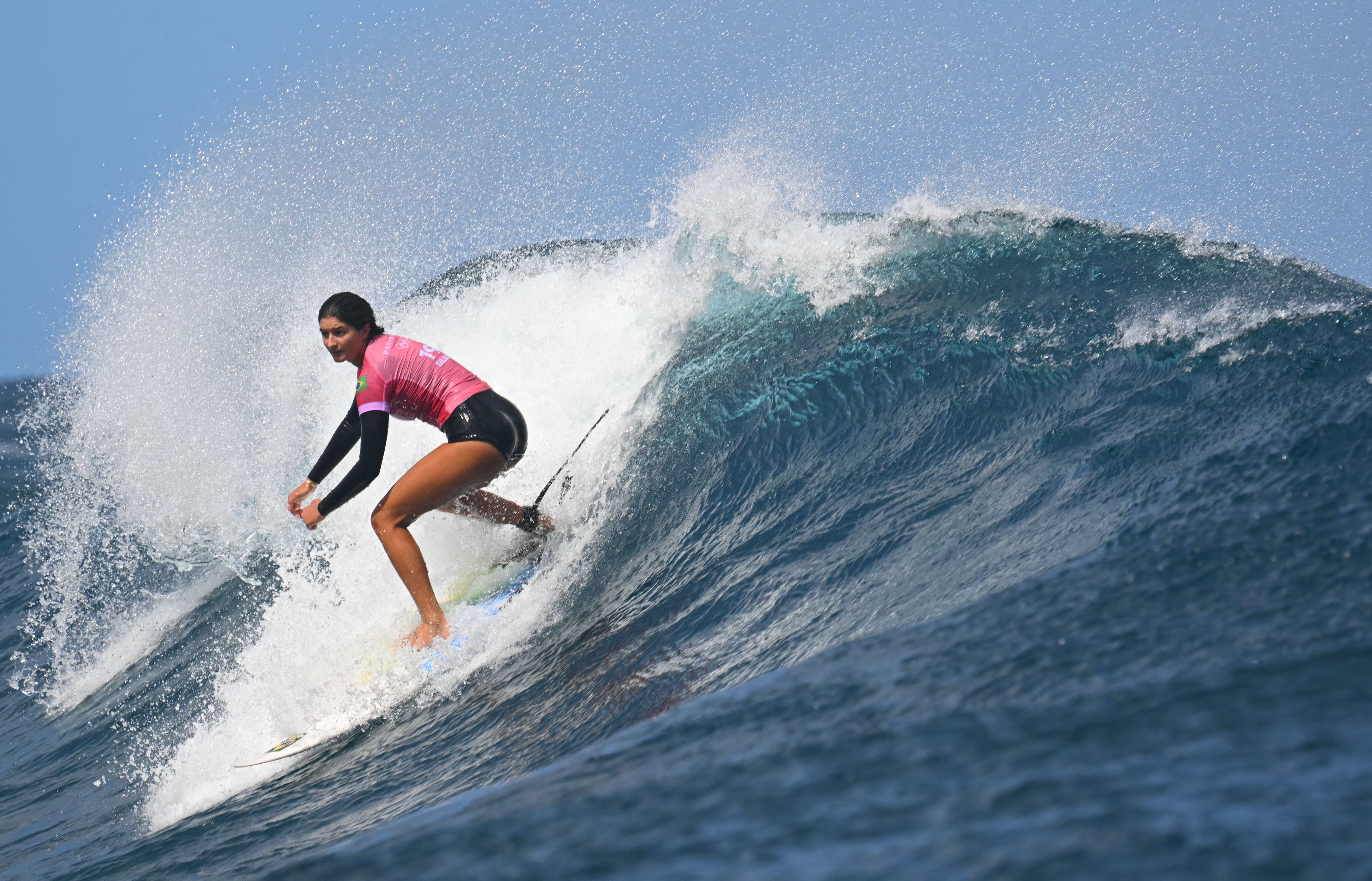 Paris 2024: Luana Silva vence duelo brasileiro e vai às quartas no Surfe Feminino