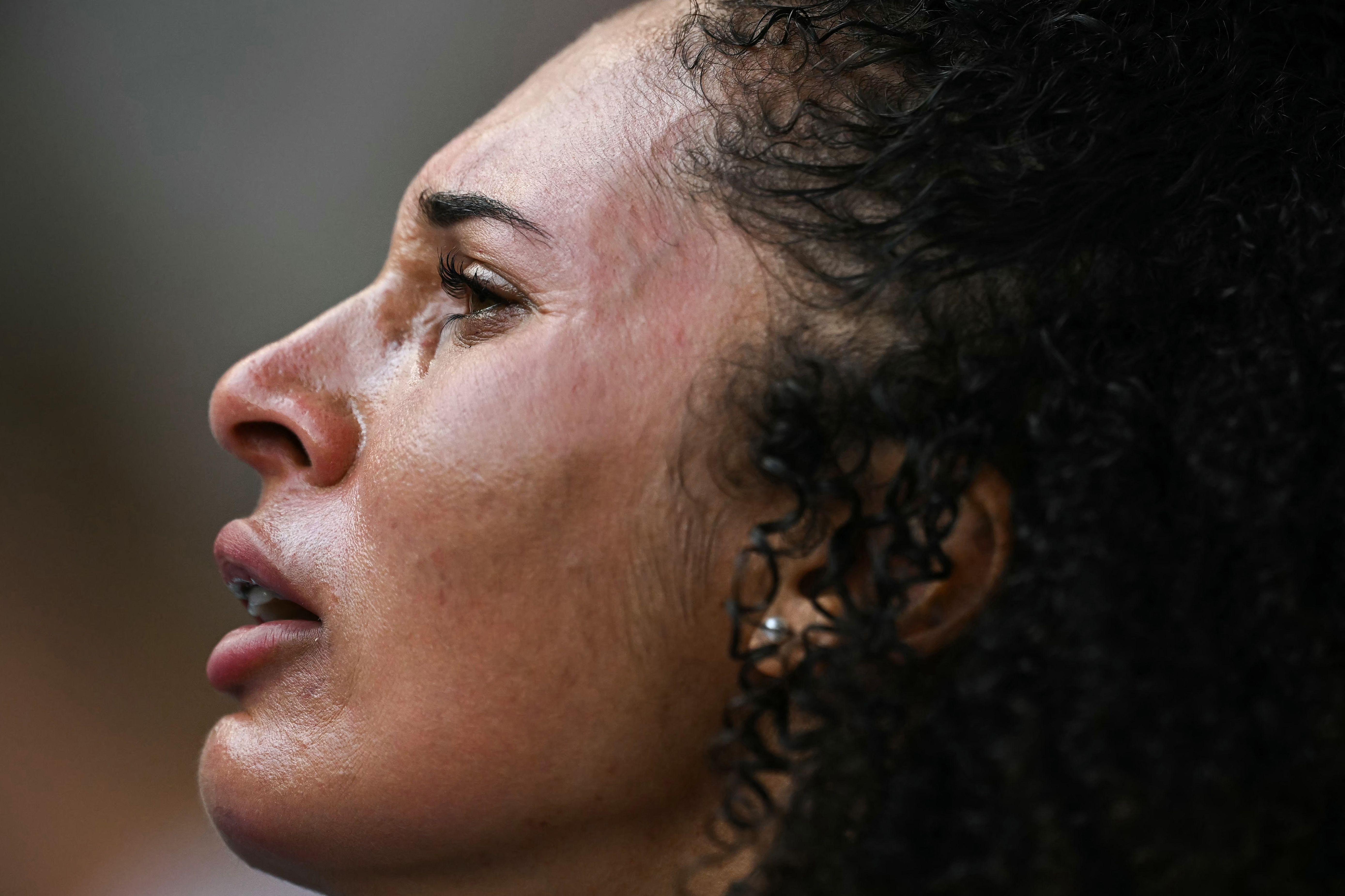 Com lesão, brasileira abandona final em Paris e chora