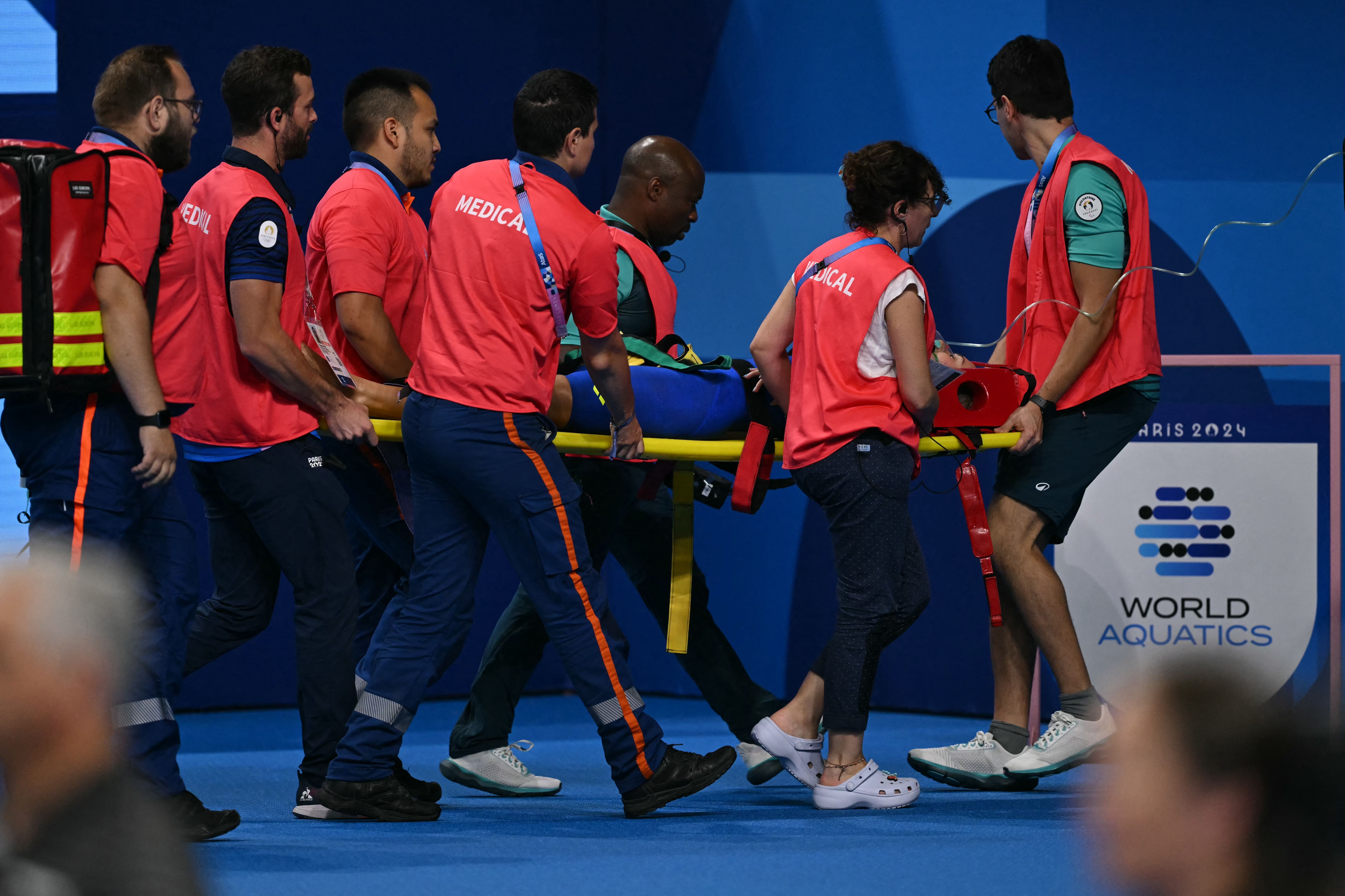 Paris 2024: nadadora desmaia após prova de classificação nos 200 medley