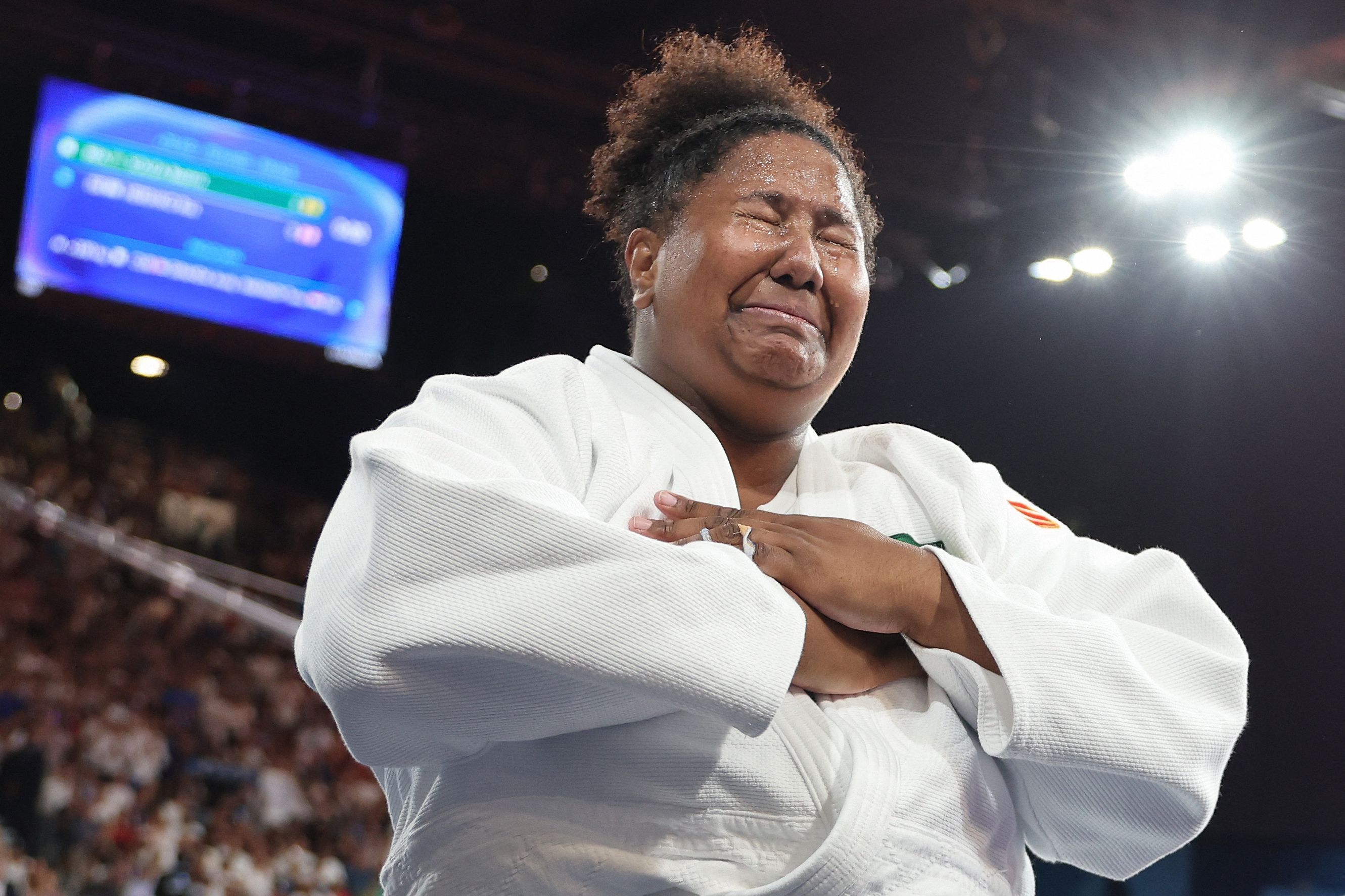 Ouro em Paris, Bia Souza revela drama pessoal, vai às lágrimas e agradece família