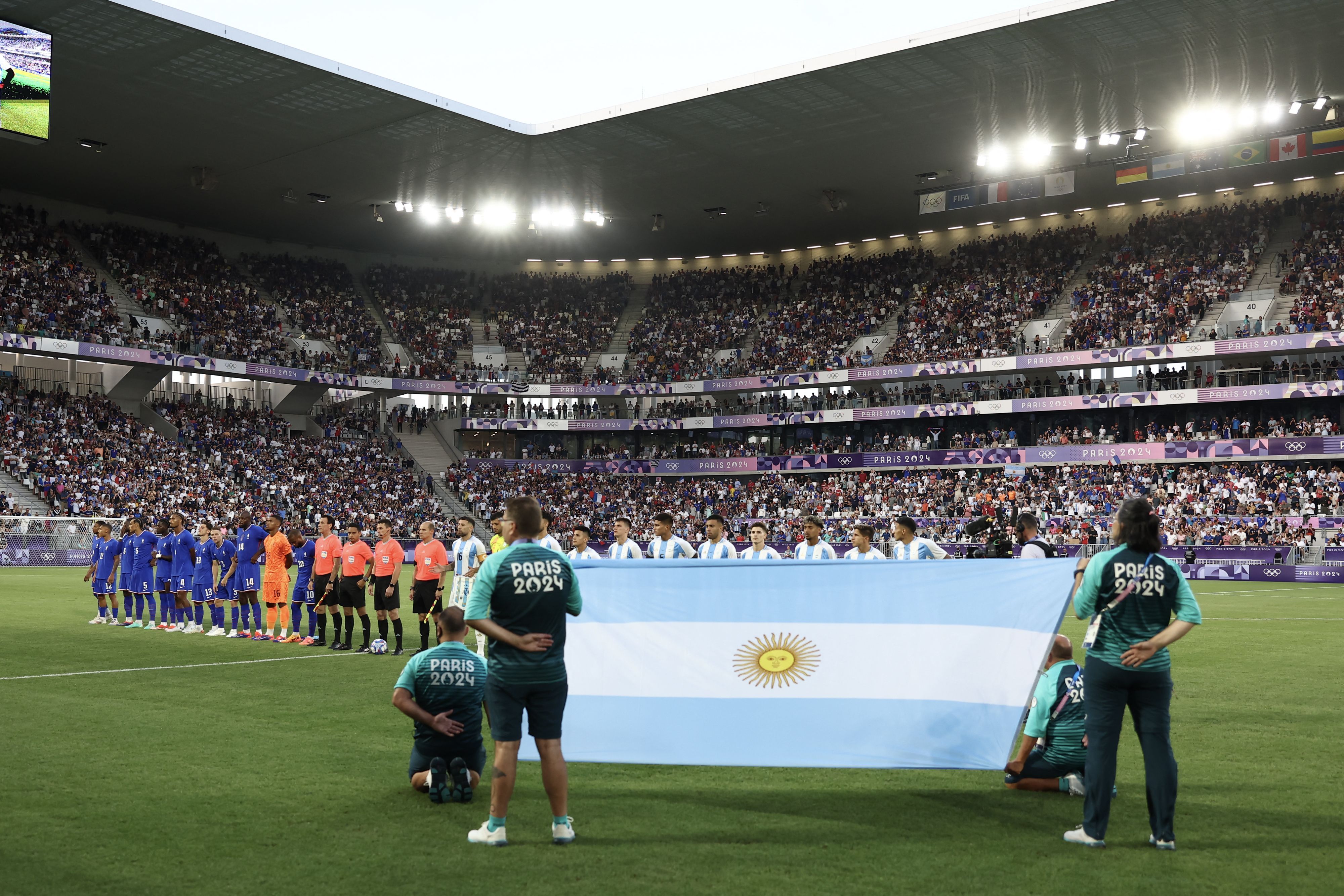 Olimpíada: em meio à polêmica, hino da Argentina é vaiado por franceses no futebol