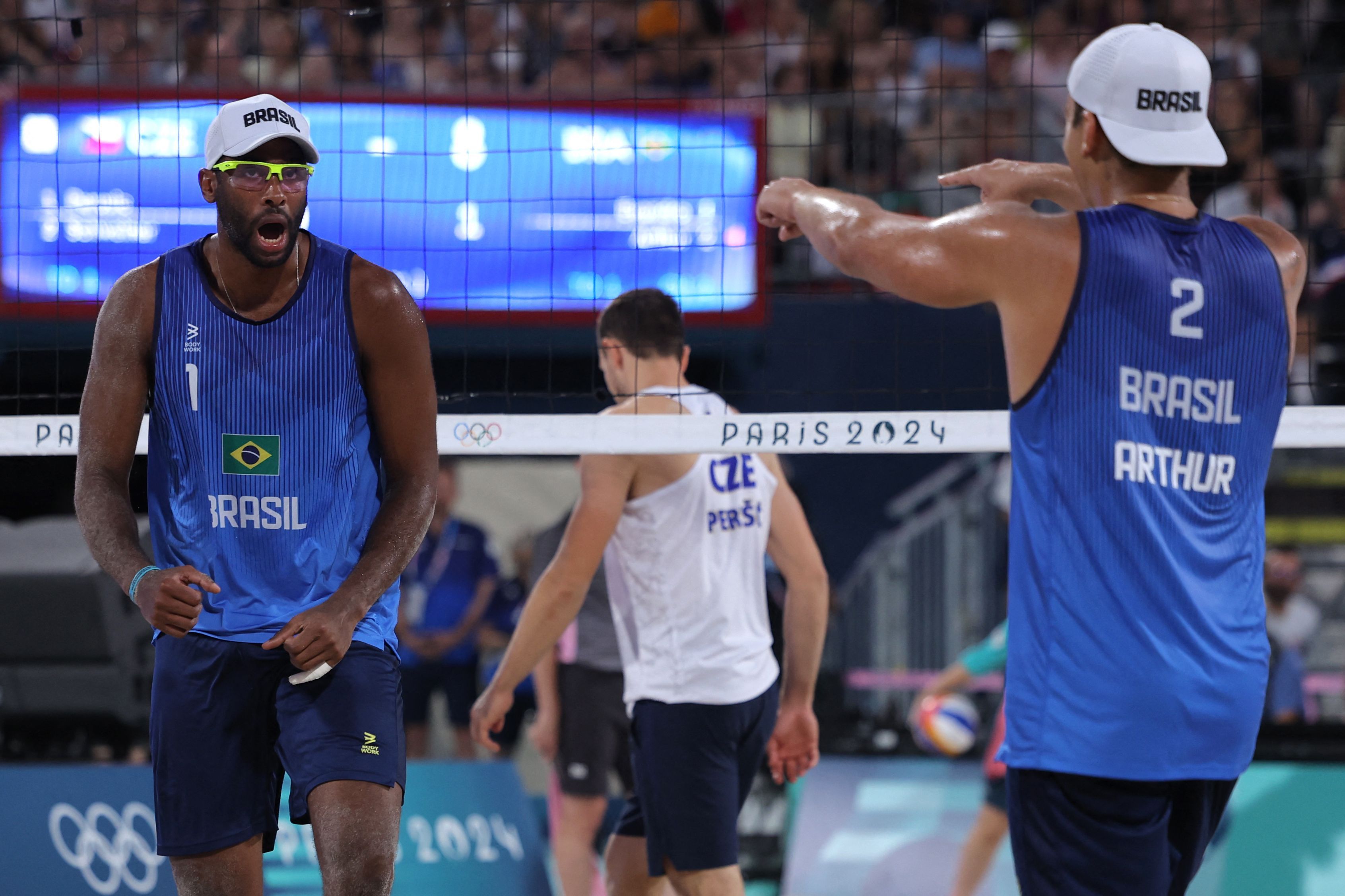 Paris 2024: Evandro e Arthur vencem e avançam em primeiro no vôlei de praia