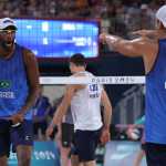 Paris 2024: Evandro e Arthur vencem e avançam em primeiro no vôlei de praia