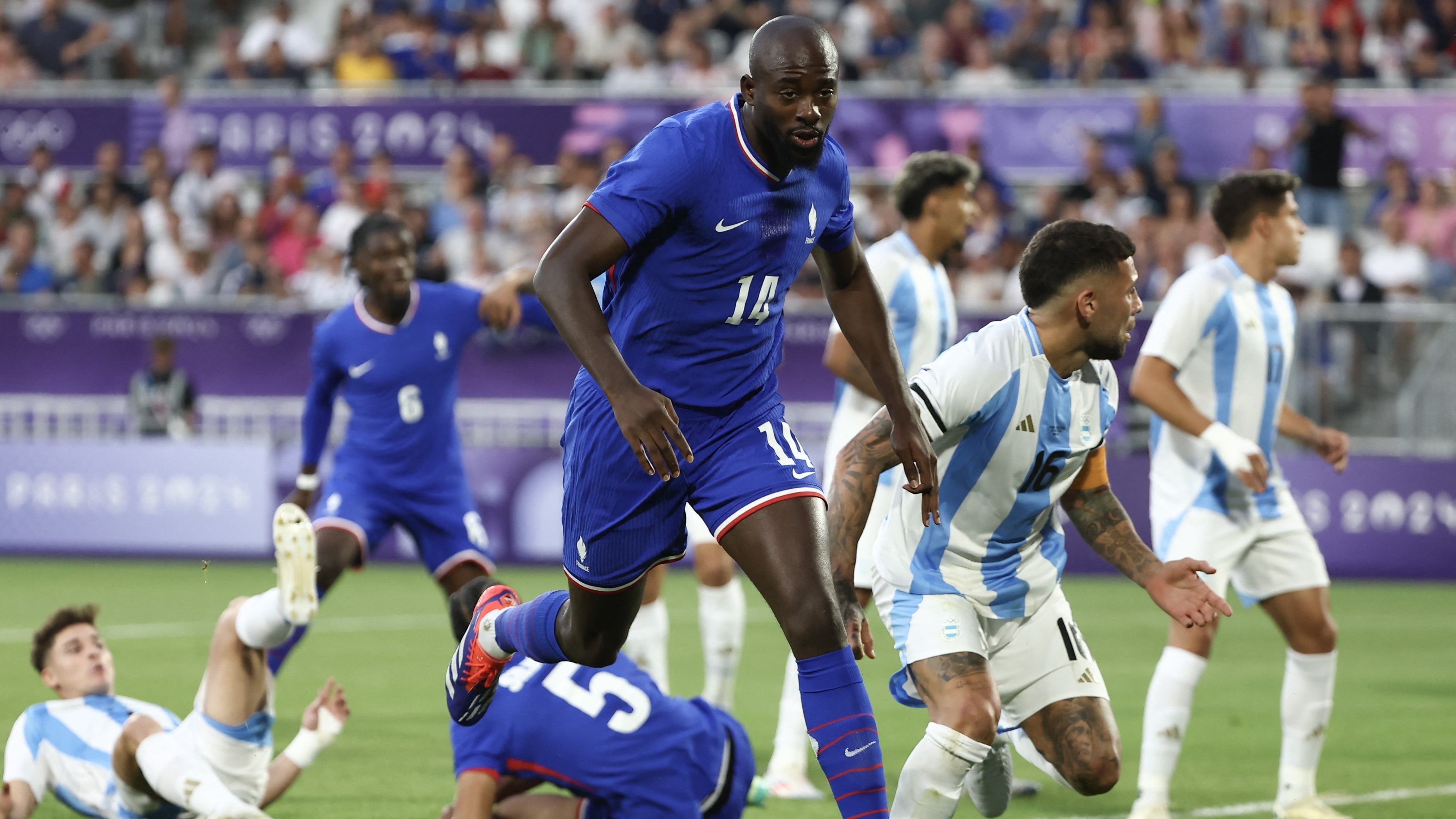 Paris 2024: França vence Argentina, avança no futebol, e jogo termina em pancadaria